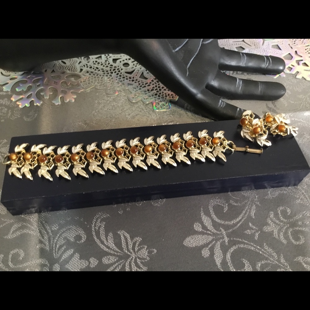 VINTAGE JUDY LEE GOLD BRACELET/ CLIP EARRING SET